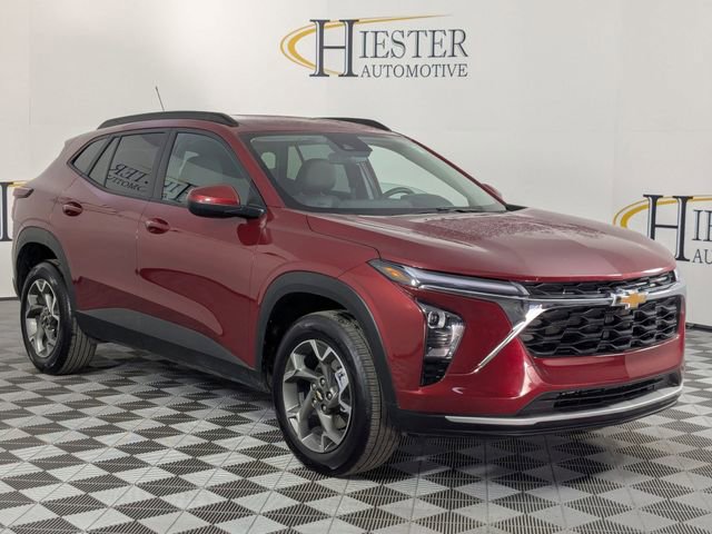 Used 2025 Chevrolet Trax LT w/ LT Convenience Package image 2