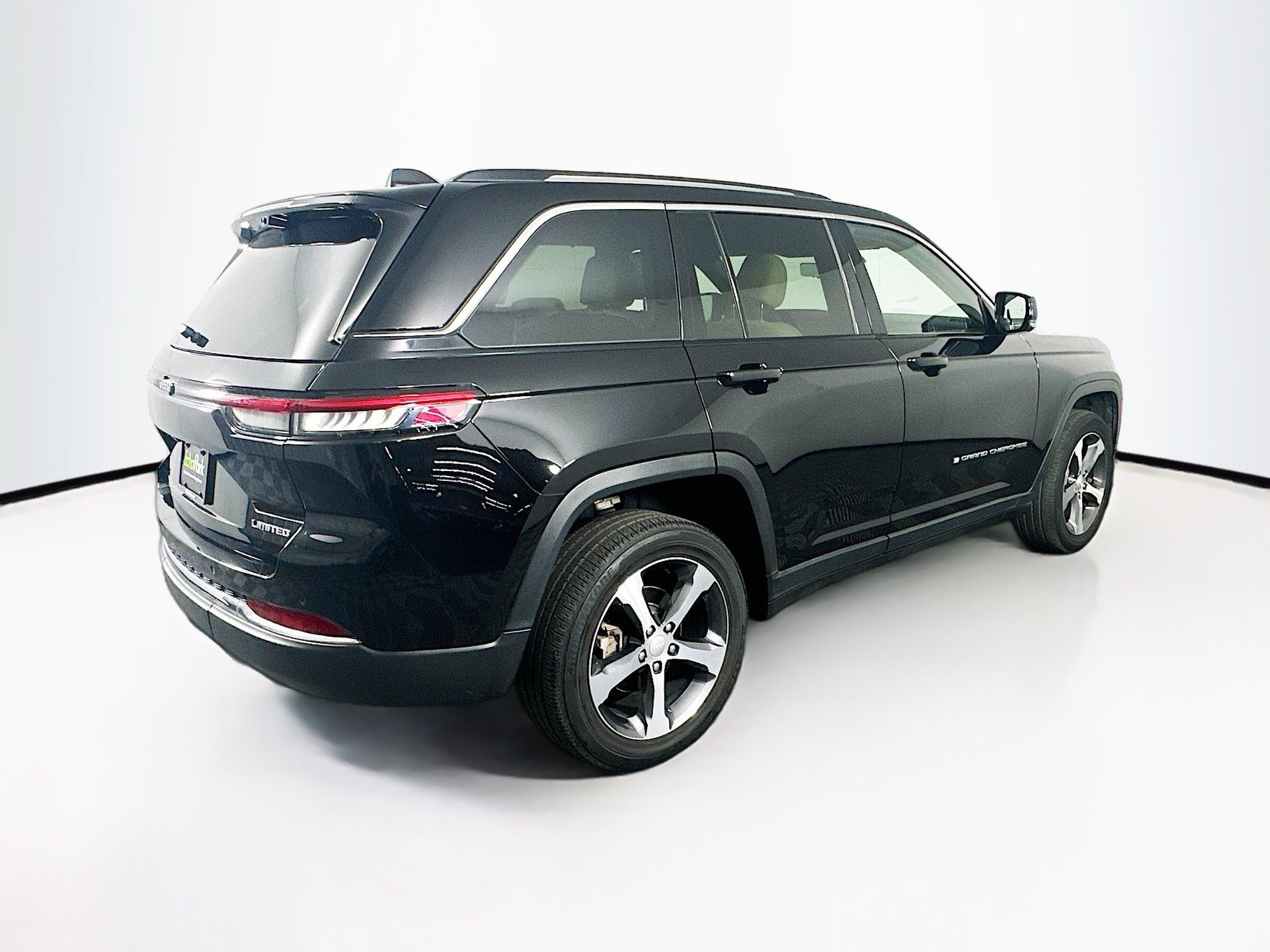 Used 2023 Jeep Grand Cherokee Limited w/ Luxury Tech Group II image 9