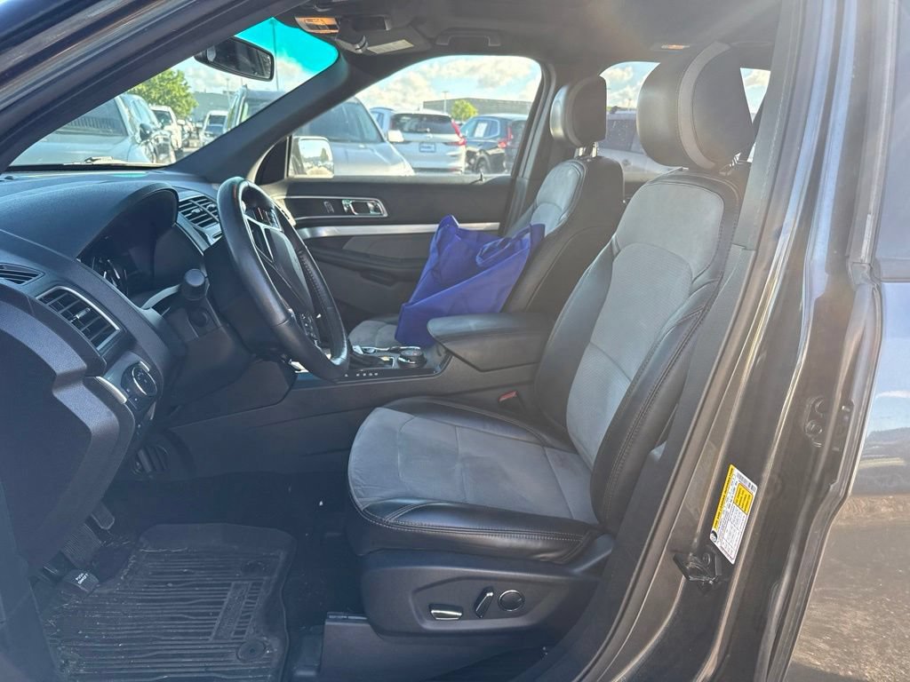 Used 2017 Ford Explorer XLT w/ Equipment Group 202A AWD/4WD image 15
