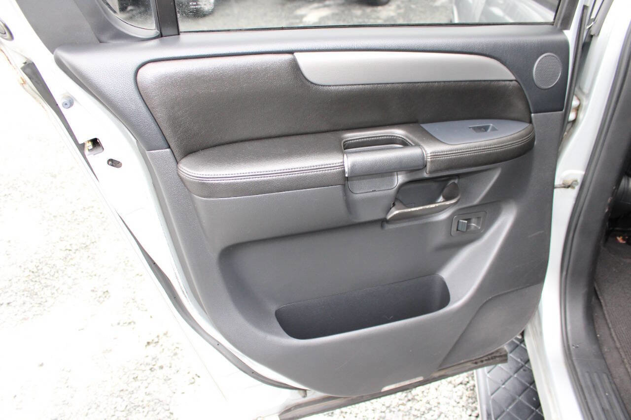 Used 2010 Nissan Armada SE image 25