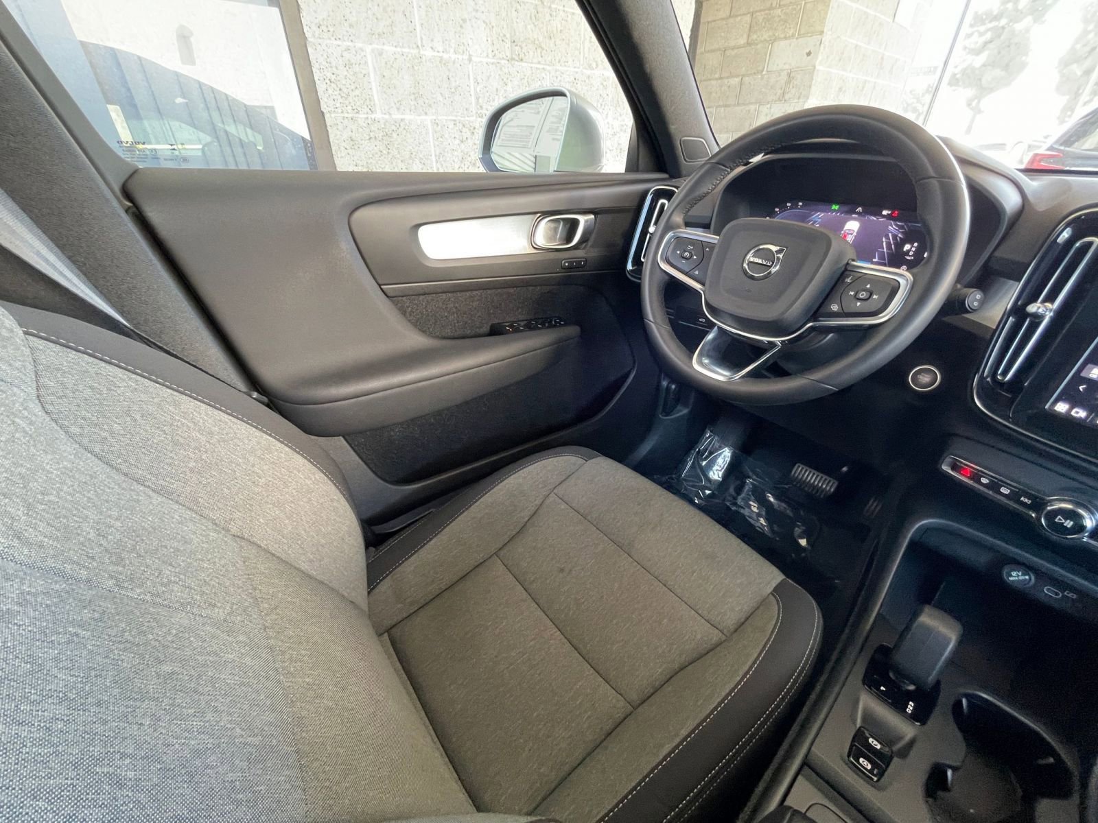 Used 2024 Volvo XC40 B5 Core image 37