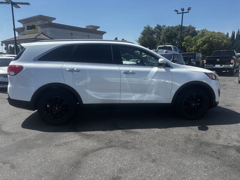 Used 2018 Kia Sorento FWD V6 w/ LX V6 Convenience Package image 9