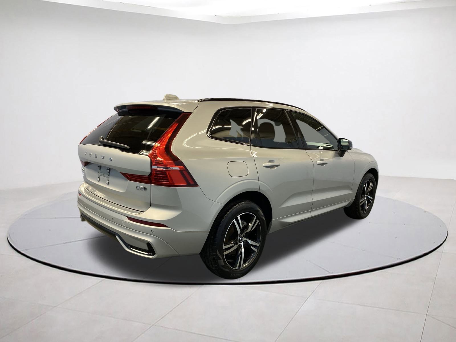 Used 2022 Volvo XC60 B5 R-Design image 6