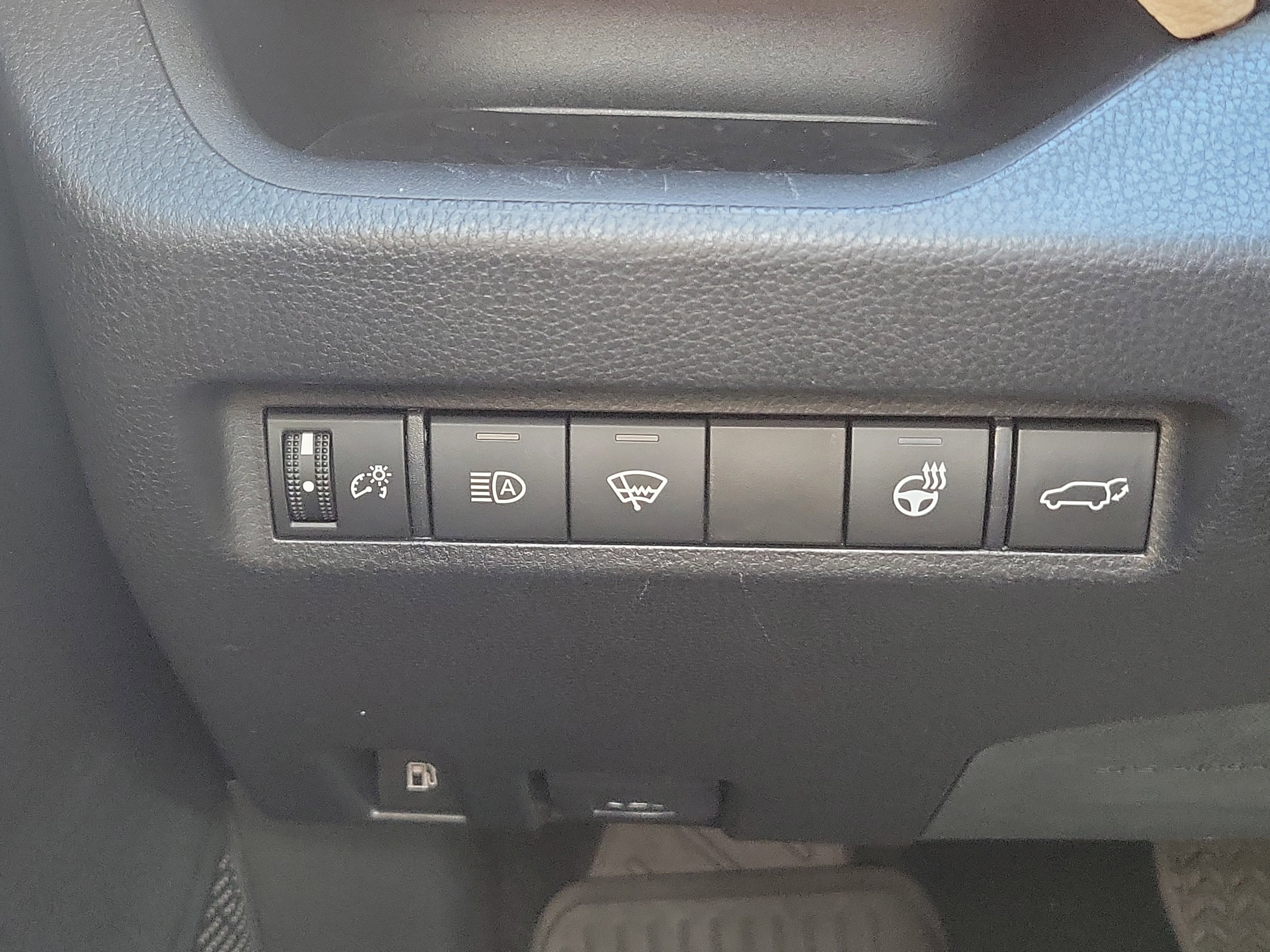 Used 2022 Toyota RAV4 XLE Premium image 28