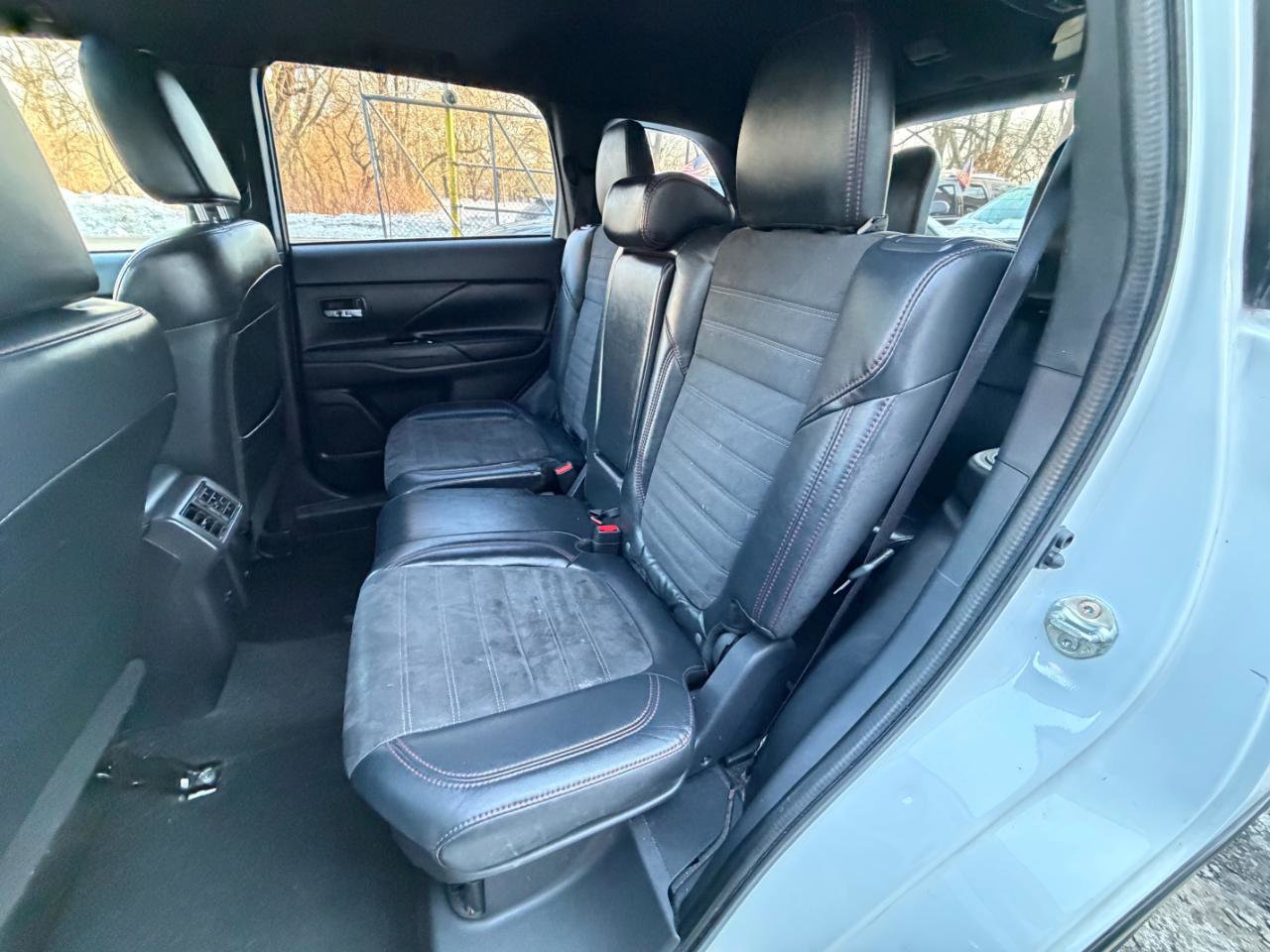 Used 2020 Mitsubishi Outlander LE FWD image 29