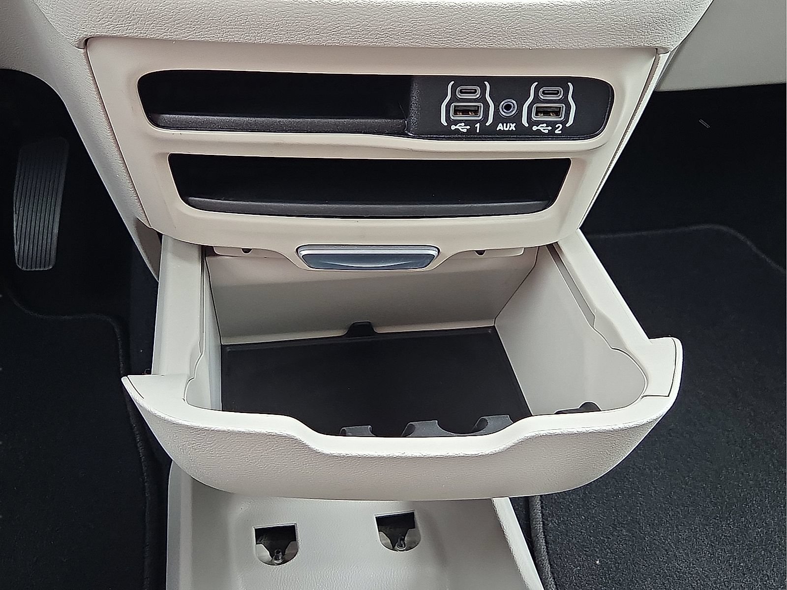 Used 2023 Chrysler Voyager LX FWD image 19