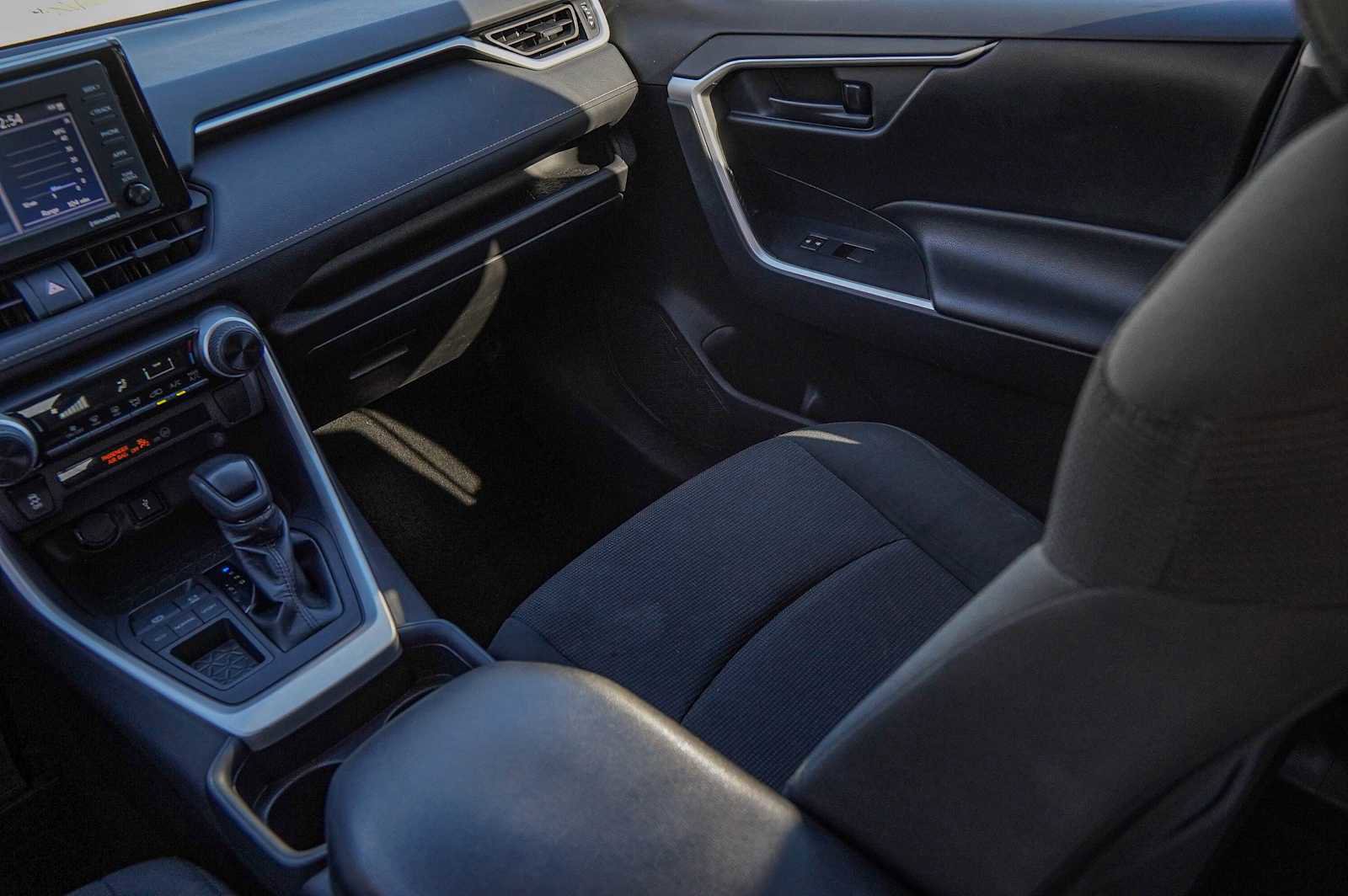 Used 2021 Toyota RAV4 LE image 25