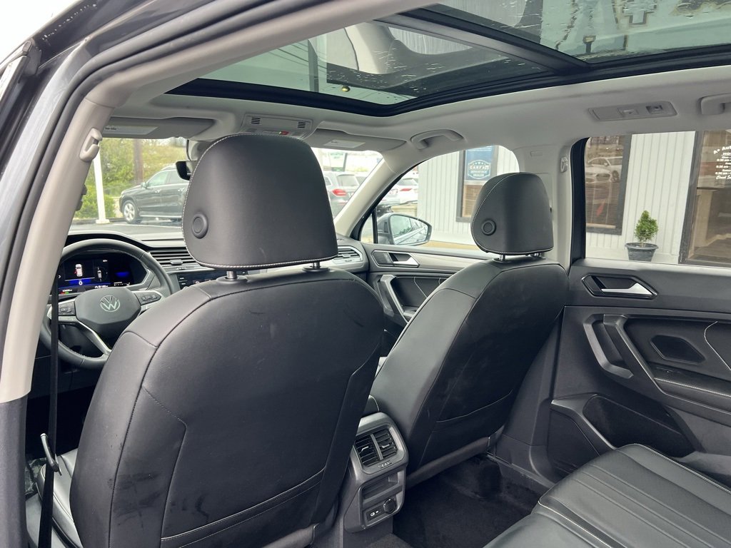 Used 2022 Volkswagen Tiguan SE w/ Panoramic Sunroof Package image 26