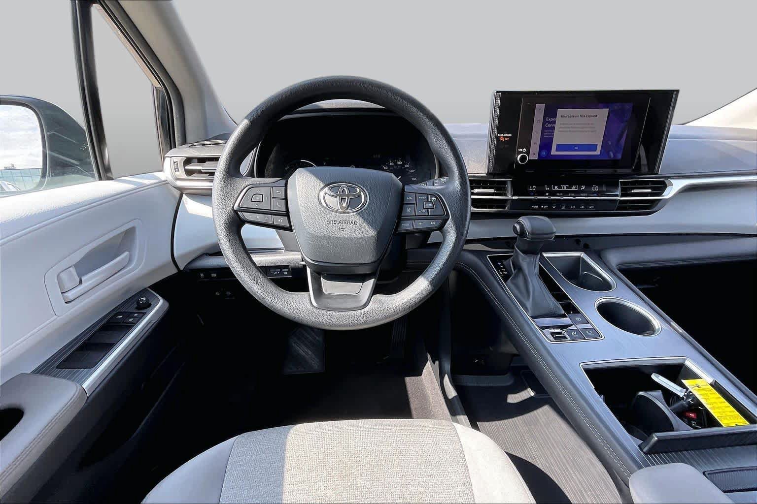 Used 2025 Toyota Sienna LE FWD image 6