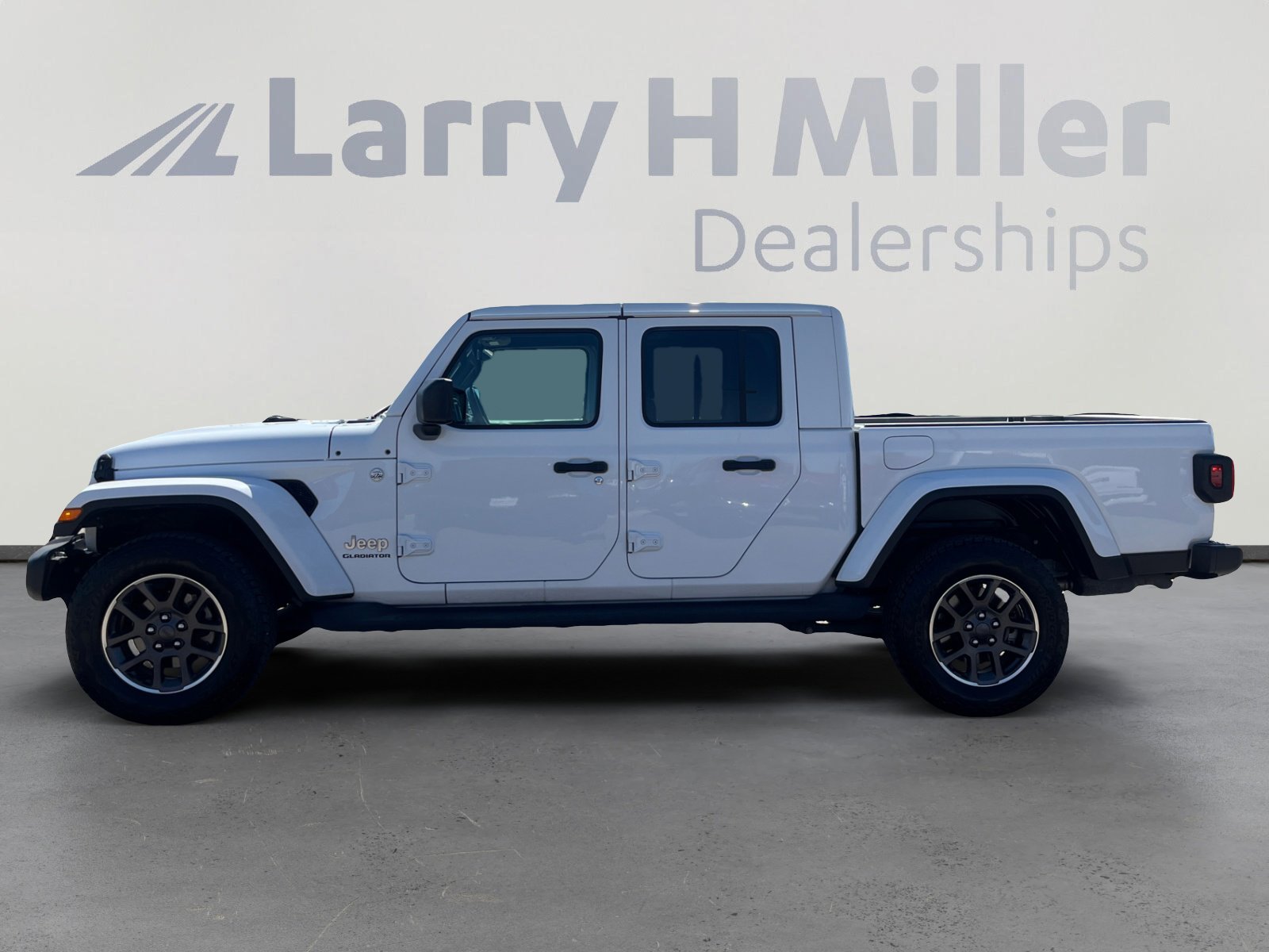 Used 2020 Jeep Gladiator Overland AWD/4WD image 2