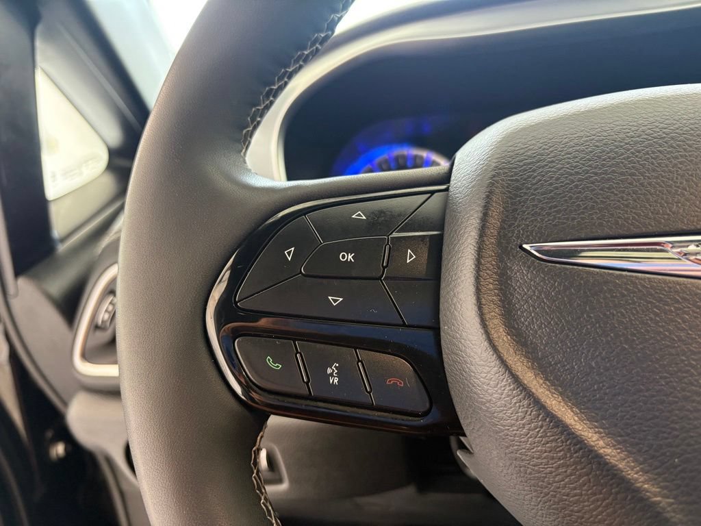 Used 2025 Chrysler Pacifica Limited FWD image 3