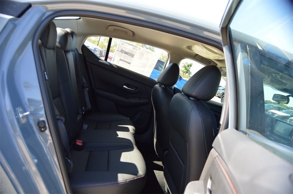 Used 2025 Nissan Sentra SR w/ SR Premium Package image 10