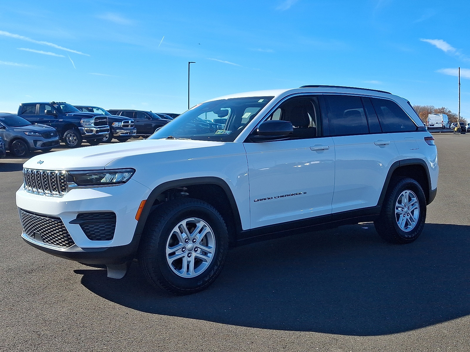 Certified 2024 Jeep Grand Cherokee Laredo image 3