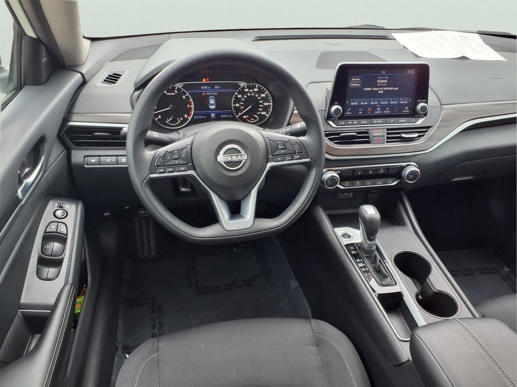 Used 2025 Nissan Altima 2.5 SV FWD image 9