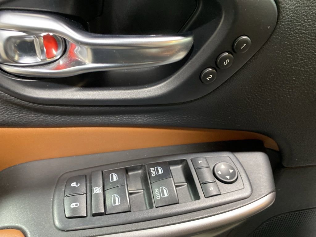 Used 2019 Jeep Cherokee Overland image 17