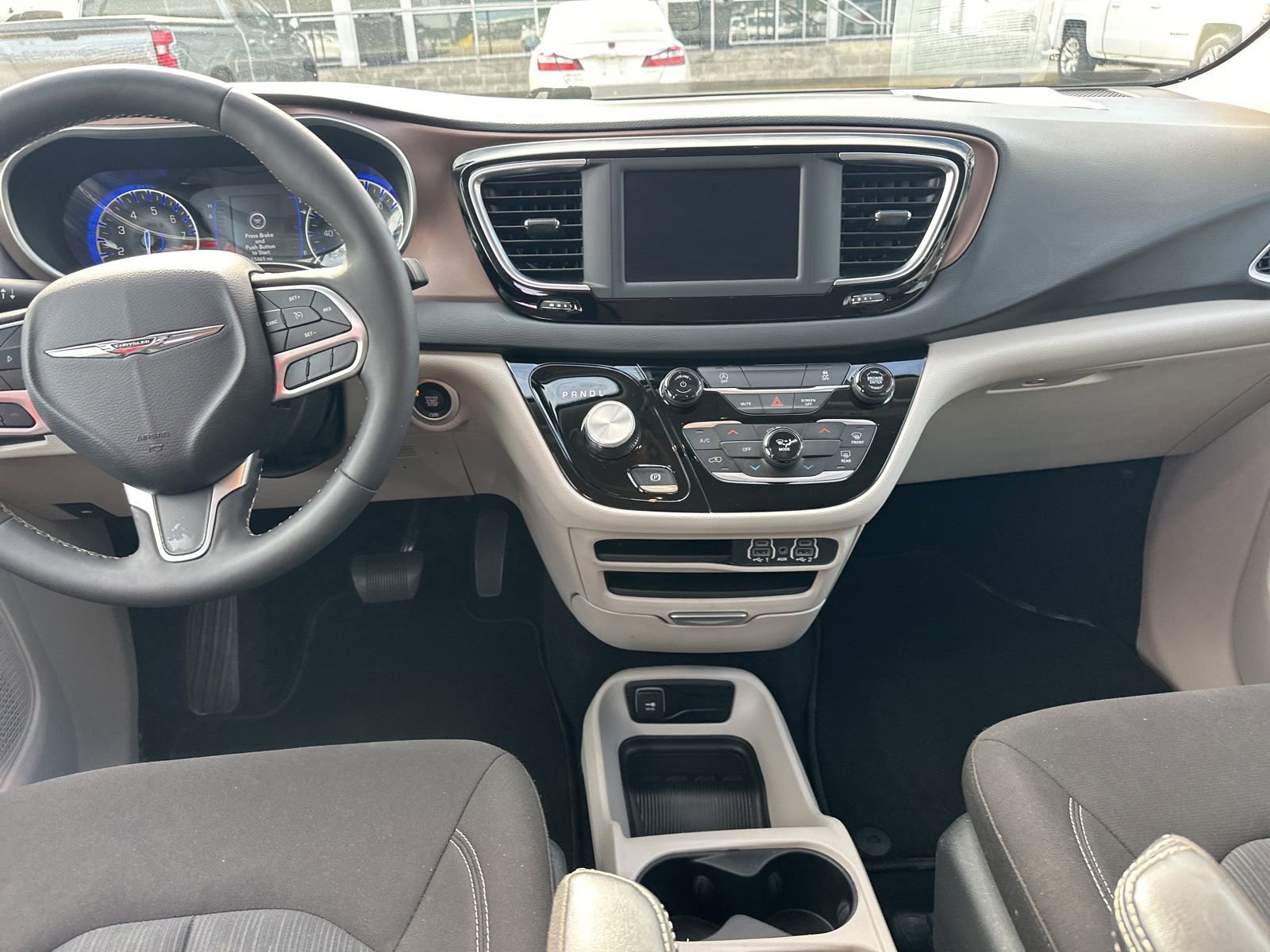 Used 2023 Chrysler Voyager LX image 9