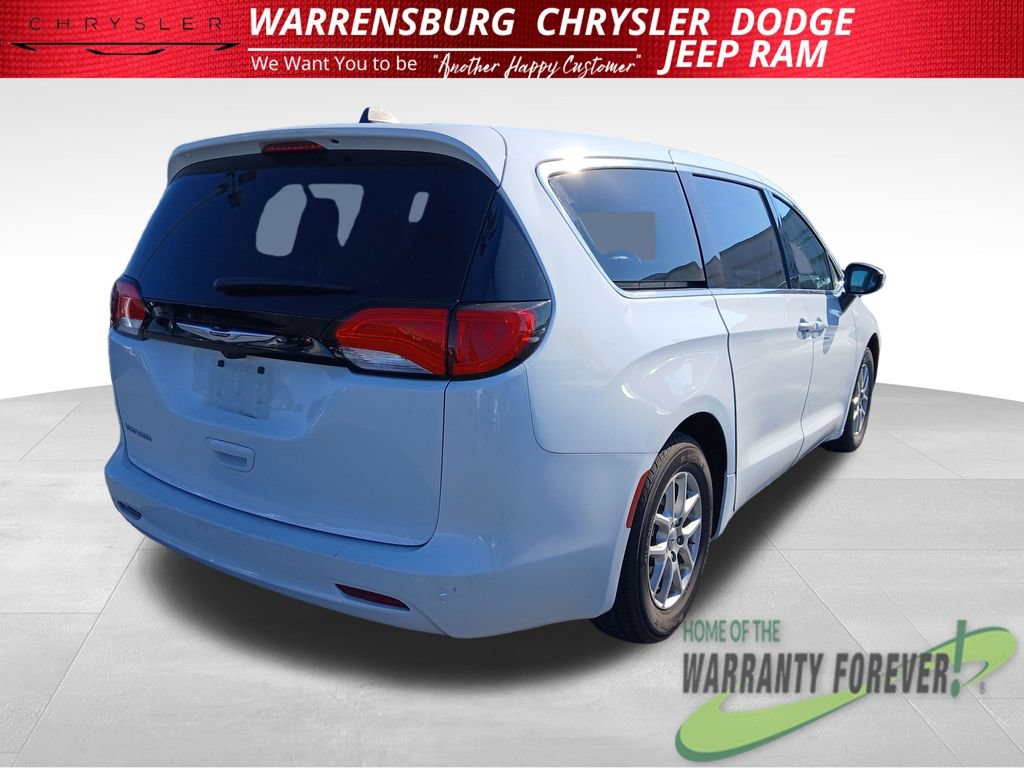 Used 2023 Chrysler Voyager LX FWD image 4