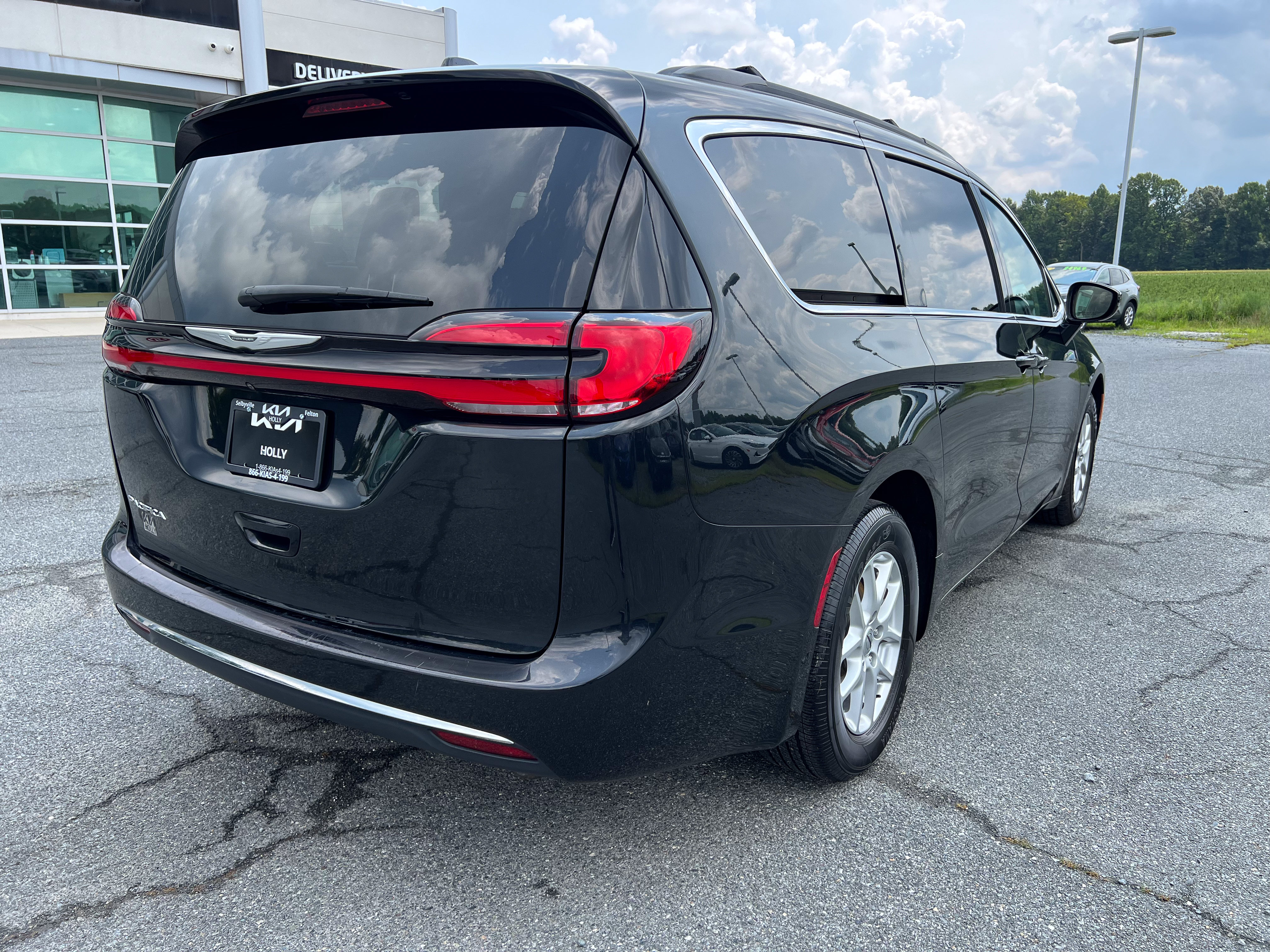Used 2022 Chrysler Pacifica Touring-L FWD image 11