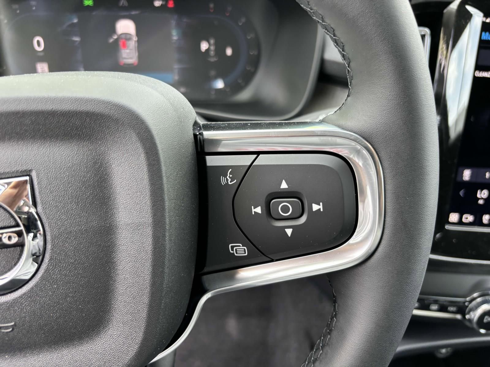 New 2025 Volvo XC40 B5 Core w/ Protection Package Premier AWD/4WD image 18