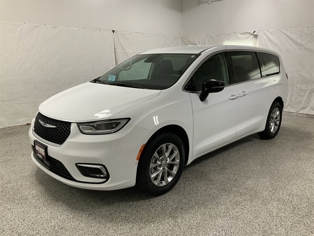 Used 2024 Chrysler Pacifica Touring-L image 2