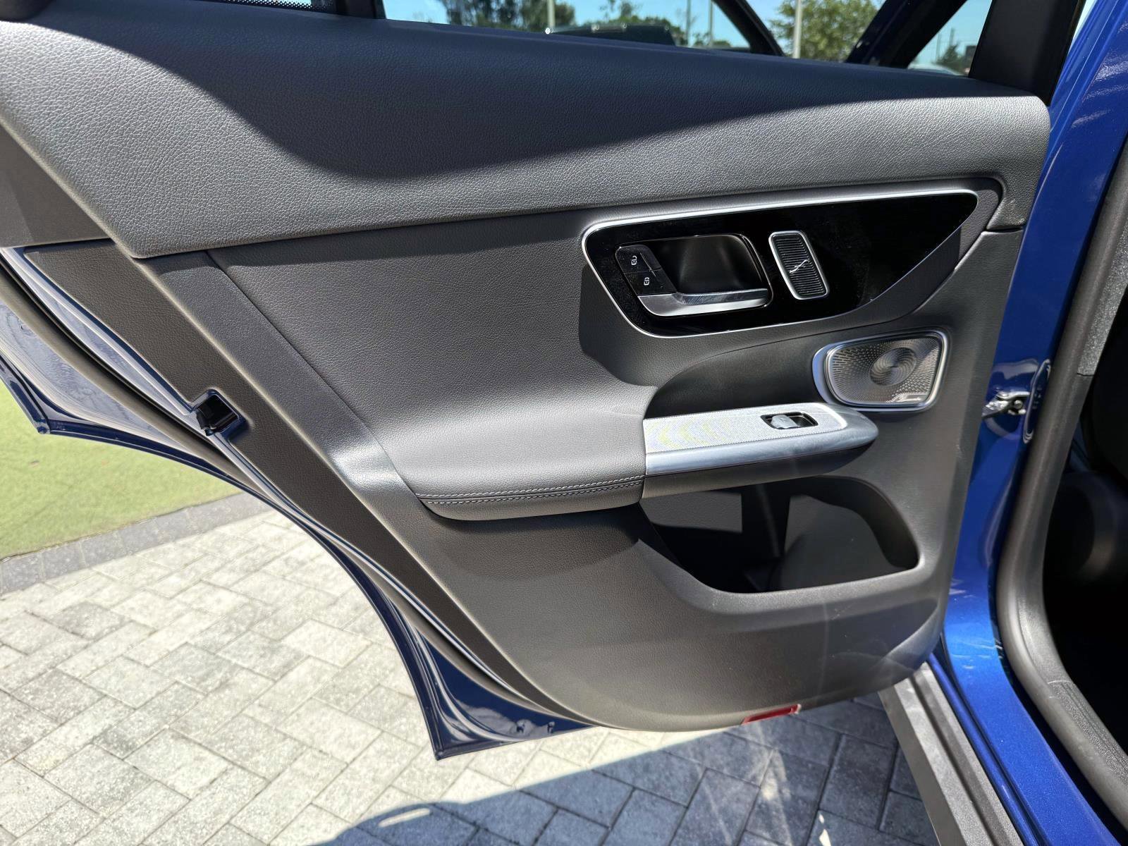 Used 2025 Mercedes-Benz GLC 300 image 12