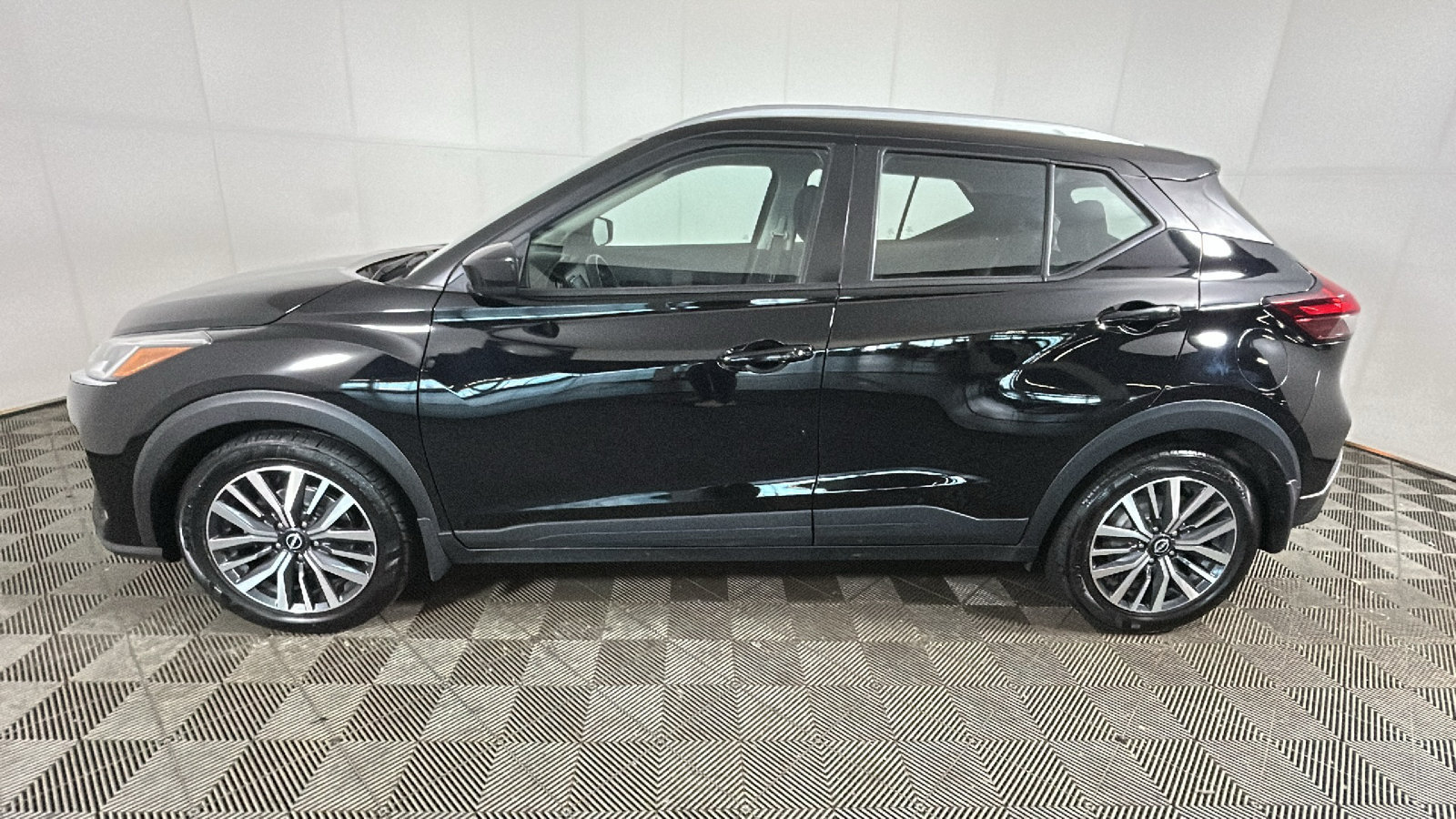 Used 2023 Nissan Kicks SV FWD image 7