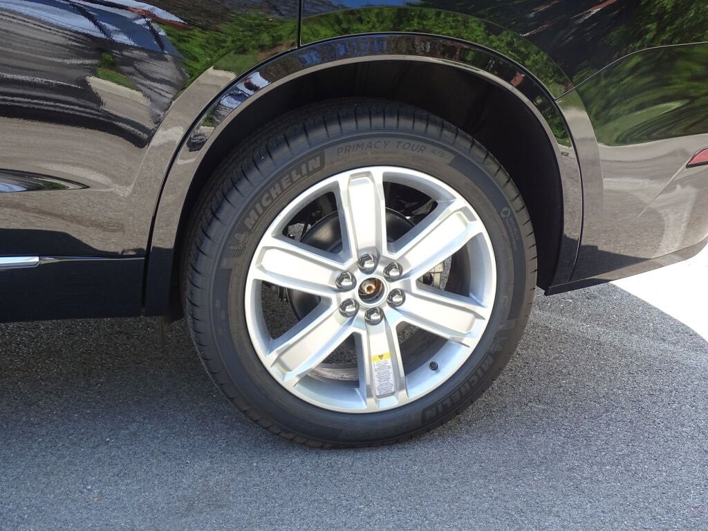 New 2025 Cadillac XT6 Luxury image 17