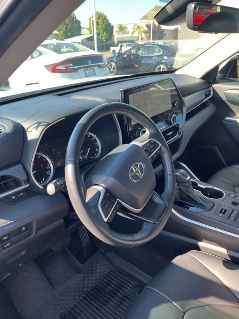 Used 2023 Toyota Highlander XLE image 14