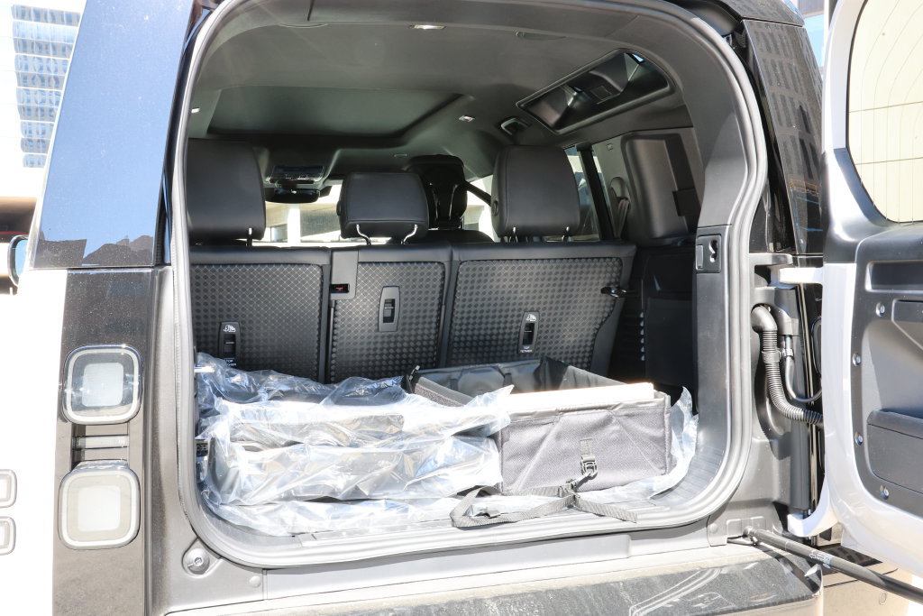 New 2026 Land Rover Defender 110 X-Dynamic SE AWD/4WD image 8