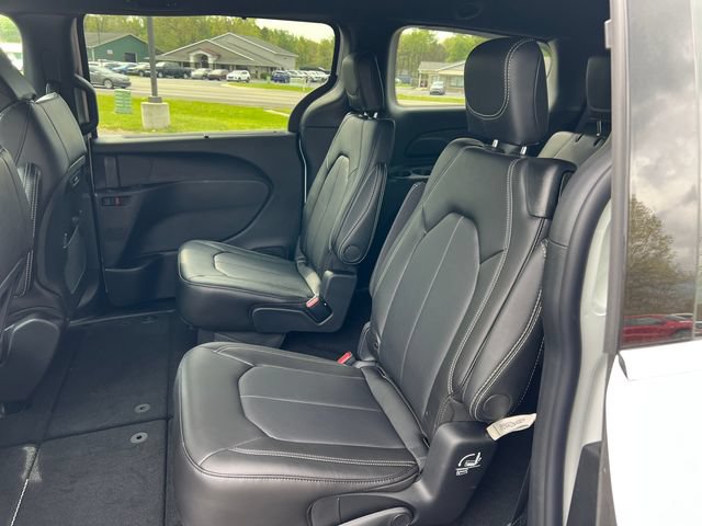 New 2027 Chrysler Pacifica Select AWD/4WD image 5