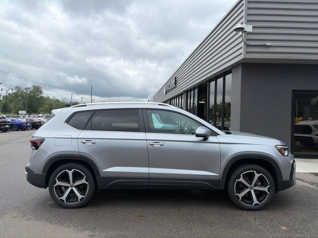 Used 2025 Volkswagen Taos SEL AWD/4WD image 2