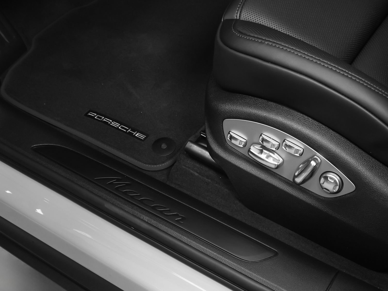 New 2026 Porsche Macan AWD/4WD image 27