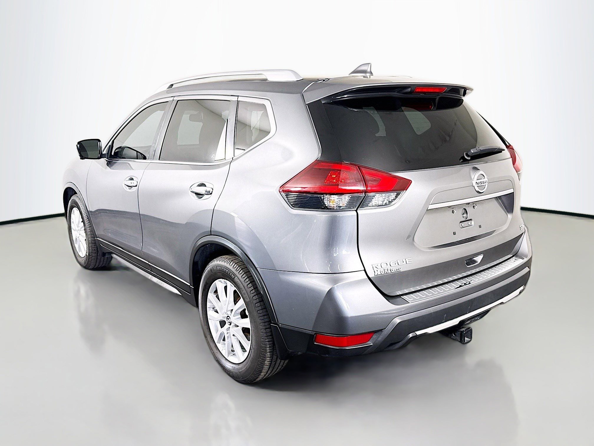 Used 2018 Nissan Rogue SV w/ Sun & Sound Touring Package image 7
