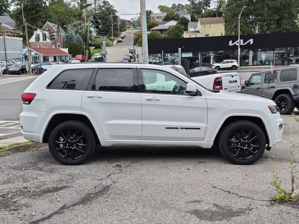 Used 2021 Jeep Grand Cherokee Laredo X AWD/4WD image 4