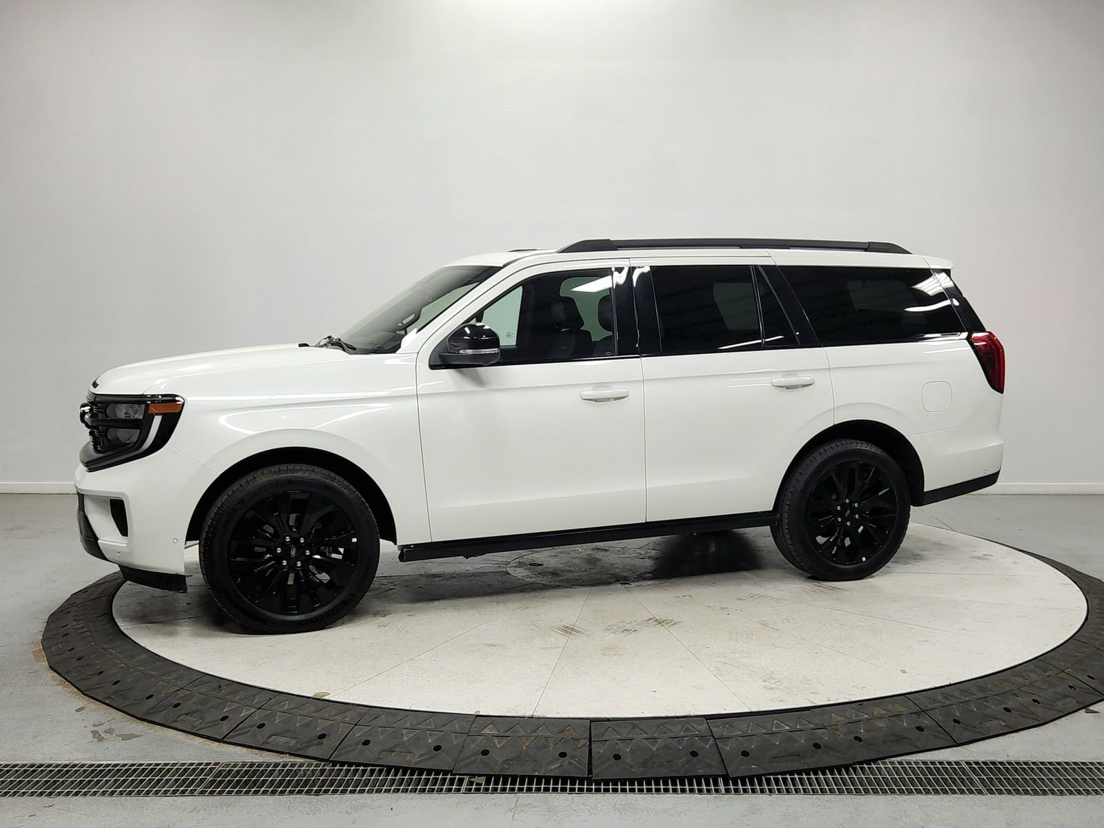 Used 2025 Ford Expedition Platinum w/ Stealth Appearance Package image 4