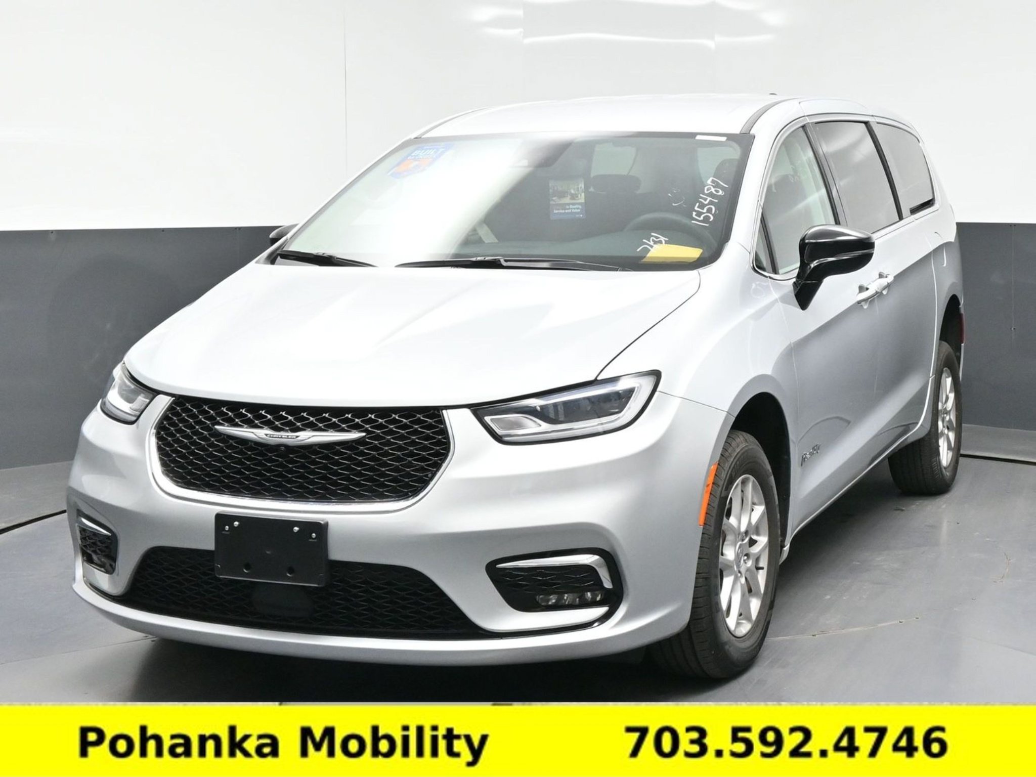 Used 2024 Chrysler Pacifica Touring-L FWD image 4