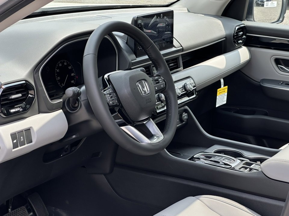 New 2025 Honda Pilot Touring image 14