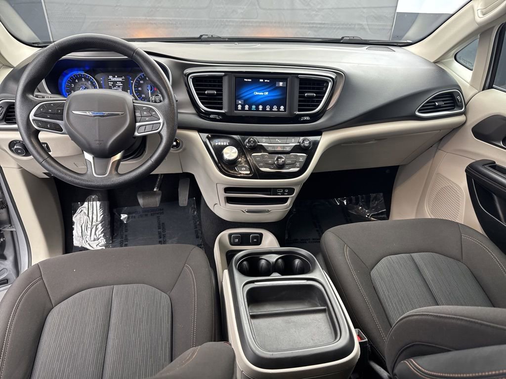 Used 2020 Chrysler Pacifica Touring image 12