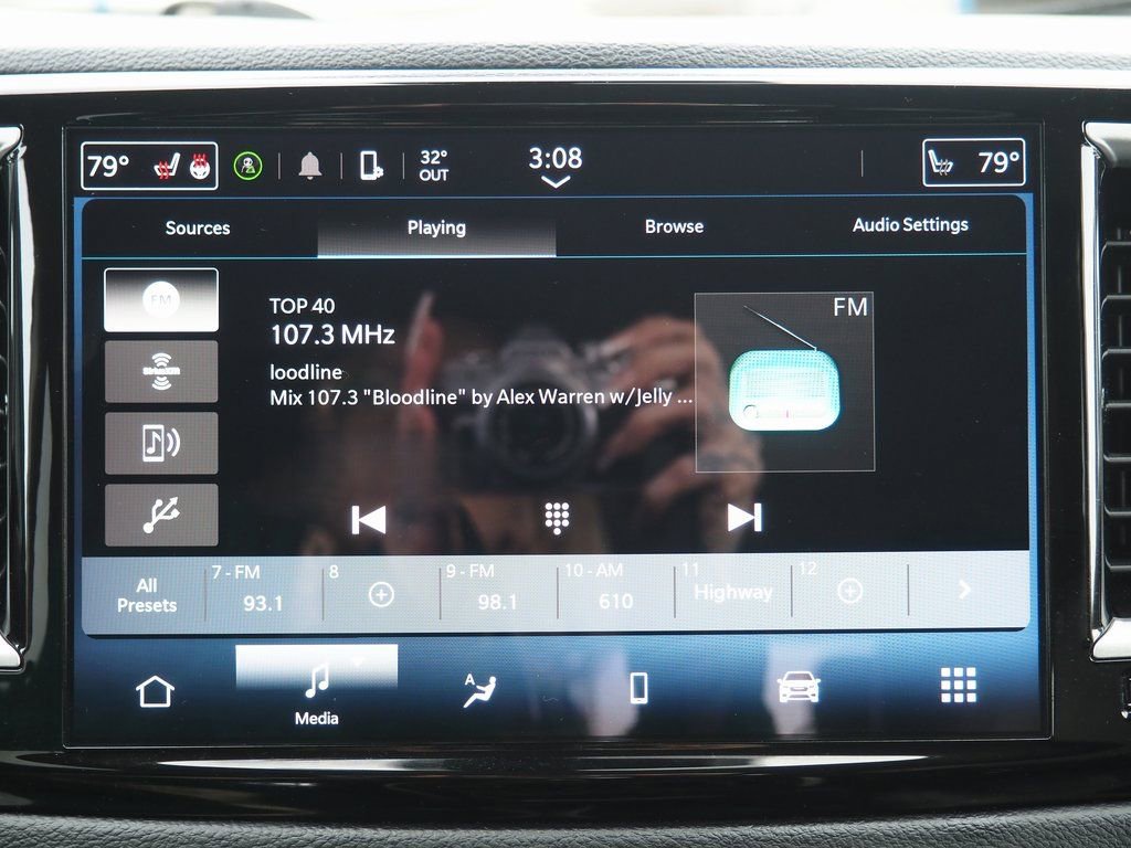 Used 2024 Chrysler Pacifica Touring-L image 35