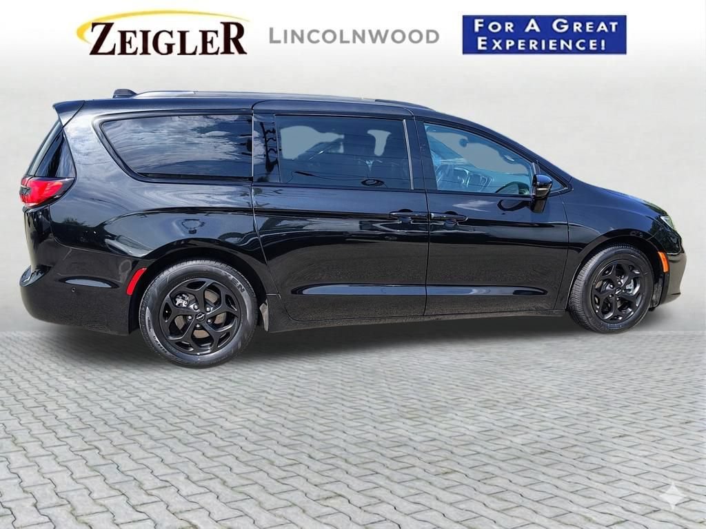 Used 2024 Chrysler Pacifica Premium FWD image 11
