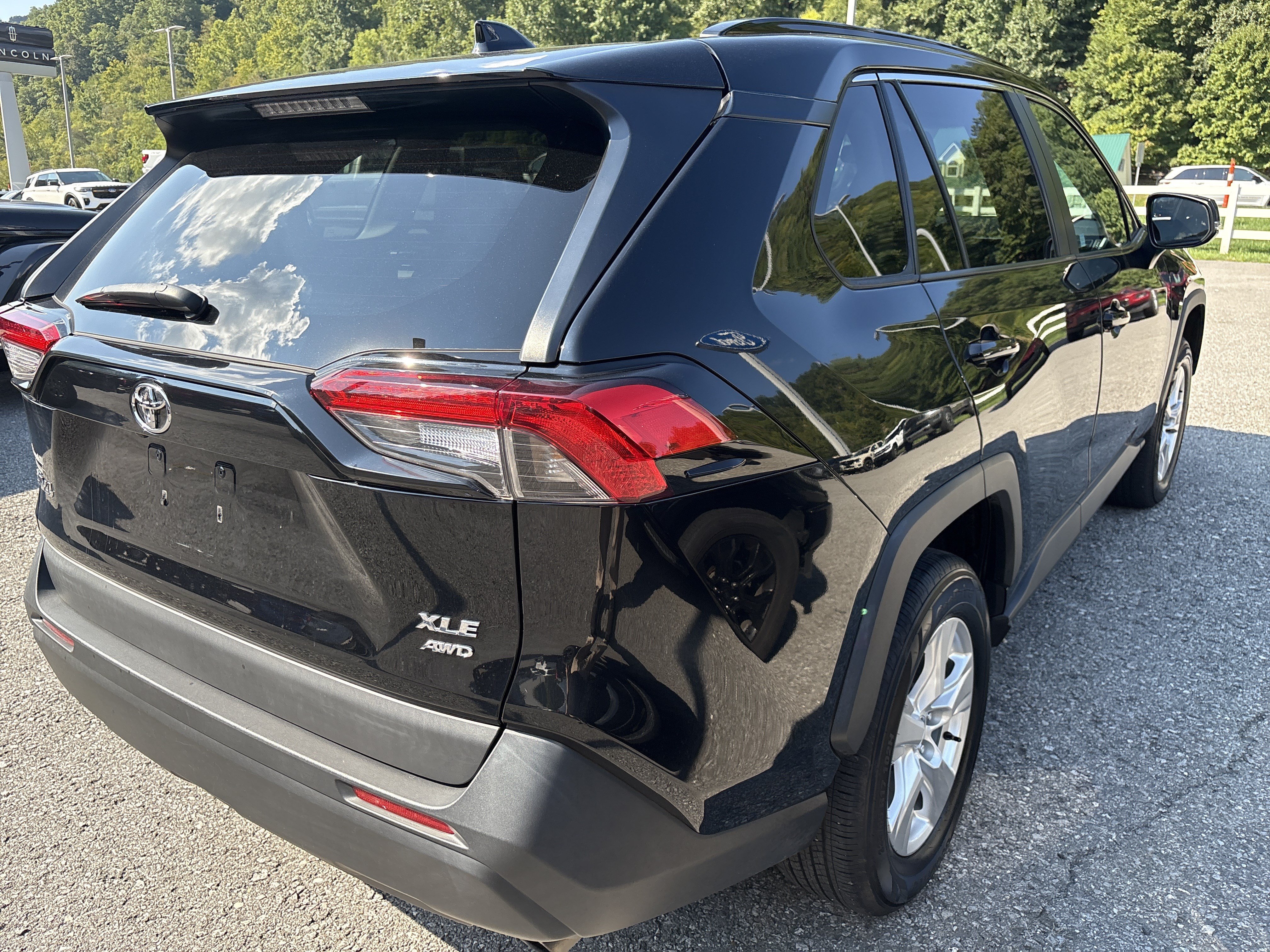 Used 2021 Toyota RAV4 XLE AWD/4WD image 4
