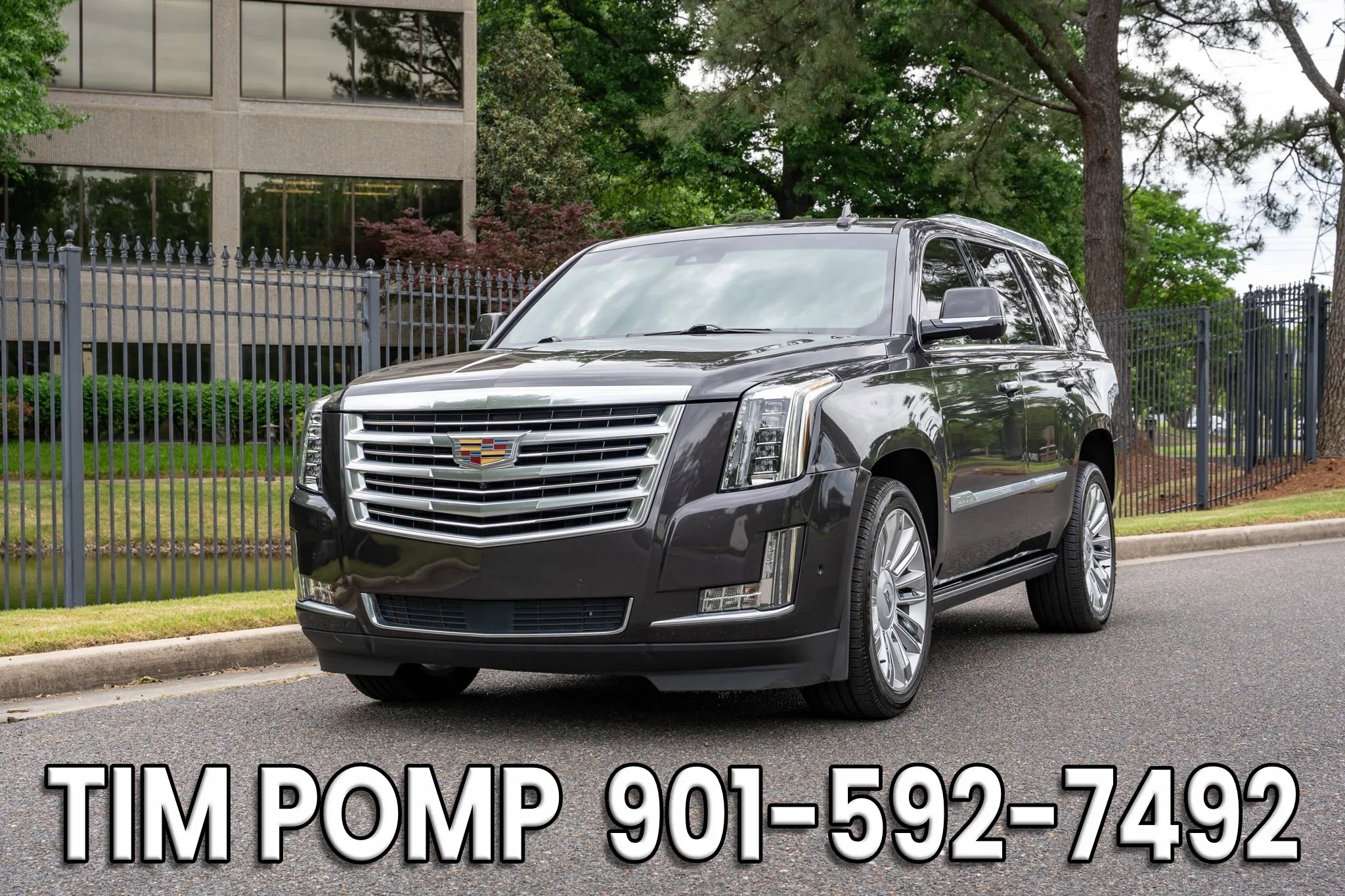 Used 2018 Cadillac Escalade Platinum AWD/4WD image 2