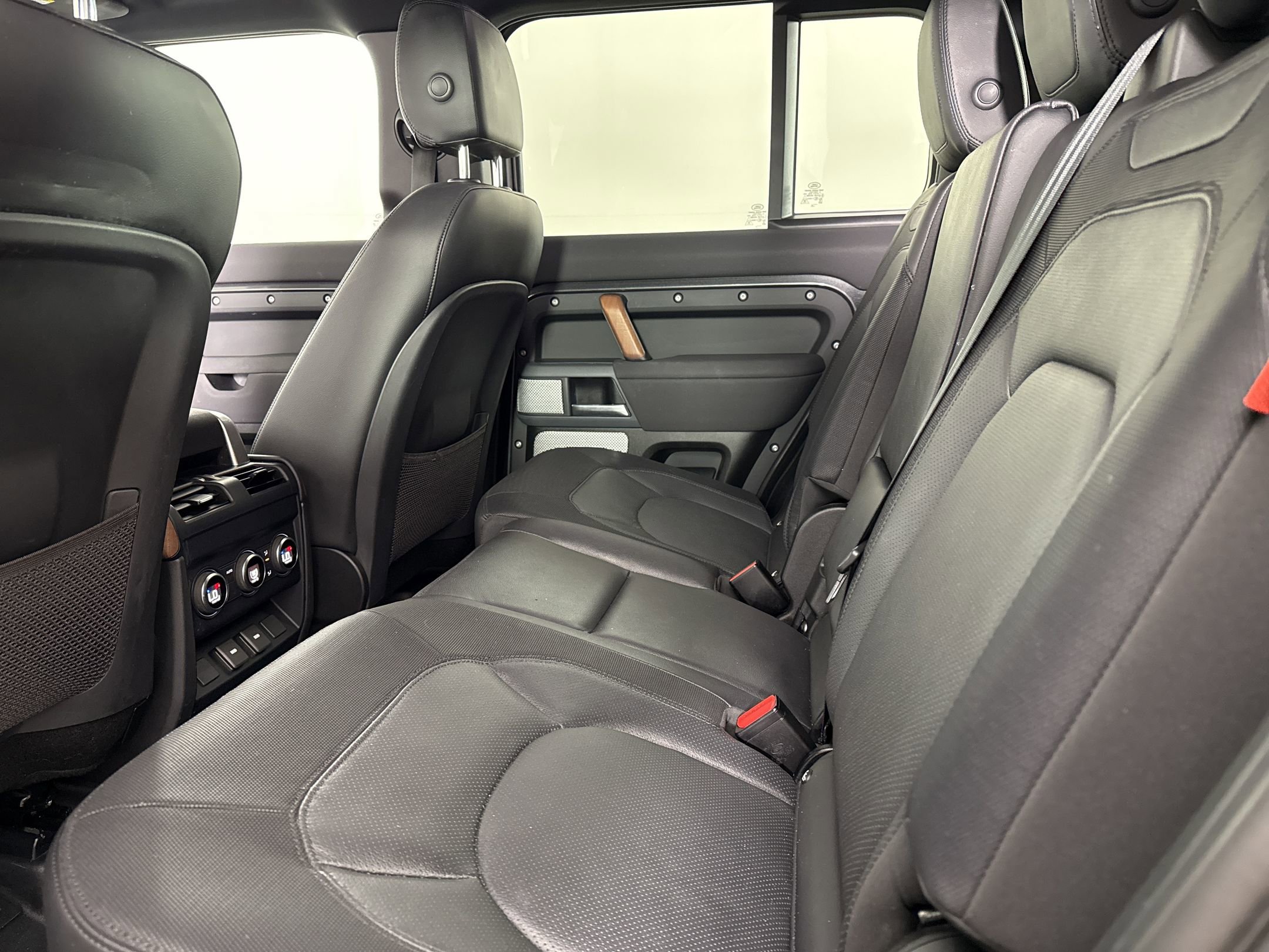 Used 2023 Land Rover Defender 130 X-Dynamic SE image 22