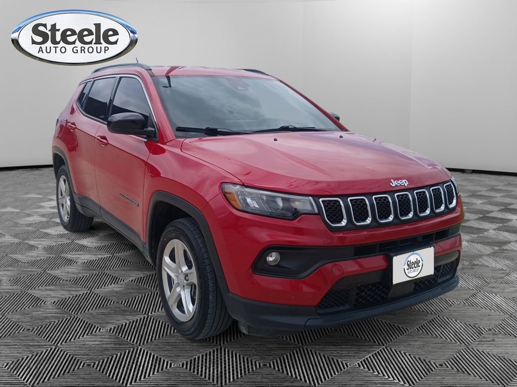 Used 2023 Jeep Compass Latitude AWD/4WD image 3