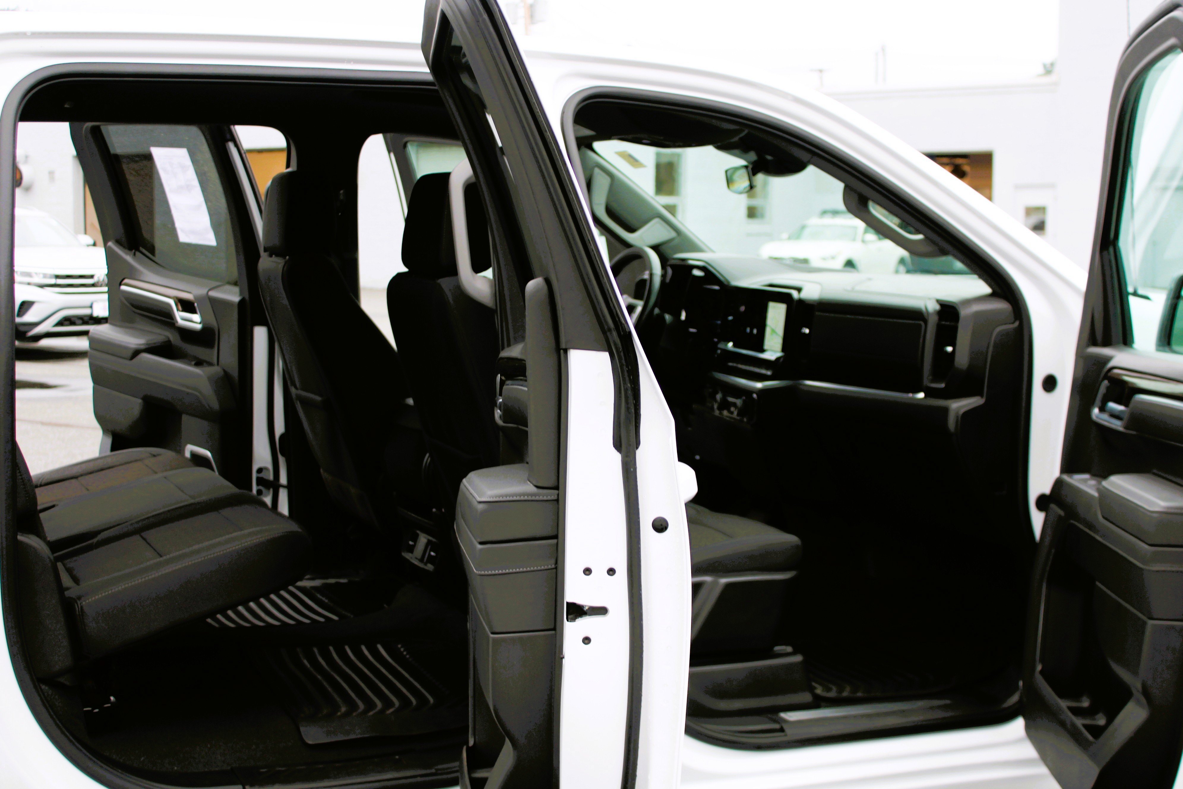 Used 2025 Chevrolet Silverado 1500 LT AWD/4WD image 17