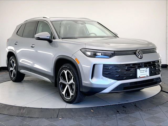 Used 2025 Volkswagen Tiguan SE w/ Panoramic Sunroof Package AWD/4WD image 1