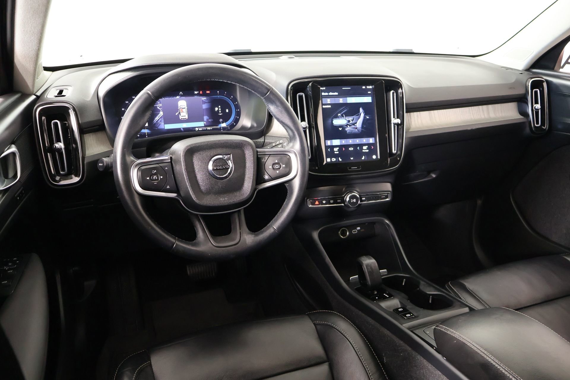 Used 2023 Volvo XC40 B5 Core image 2