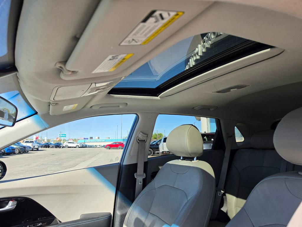 Used 2017 Kia Niro Touring FWD image 11