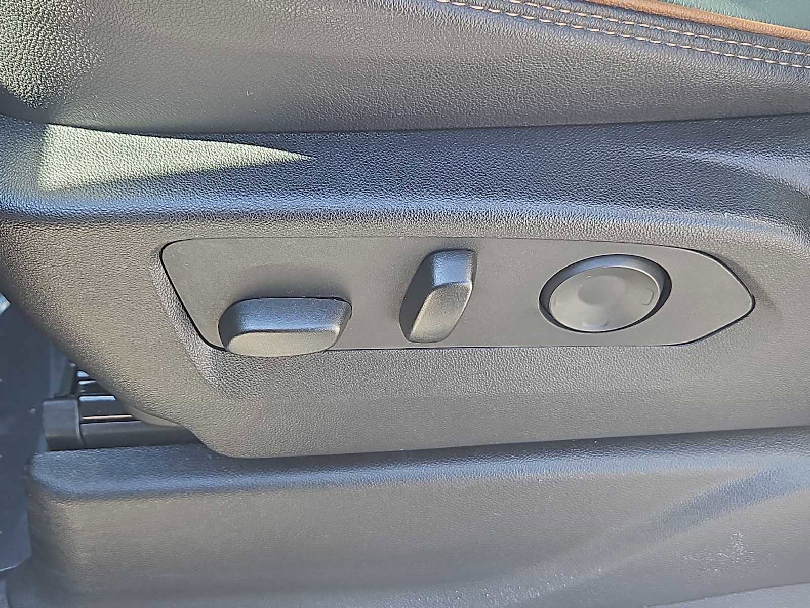 Used 2025 GMC Yukon AT4 w/ AT4 Premium Package image 28