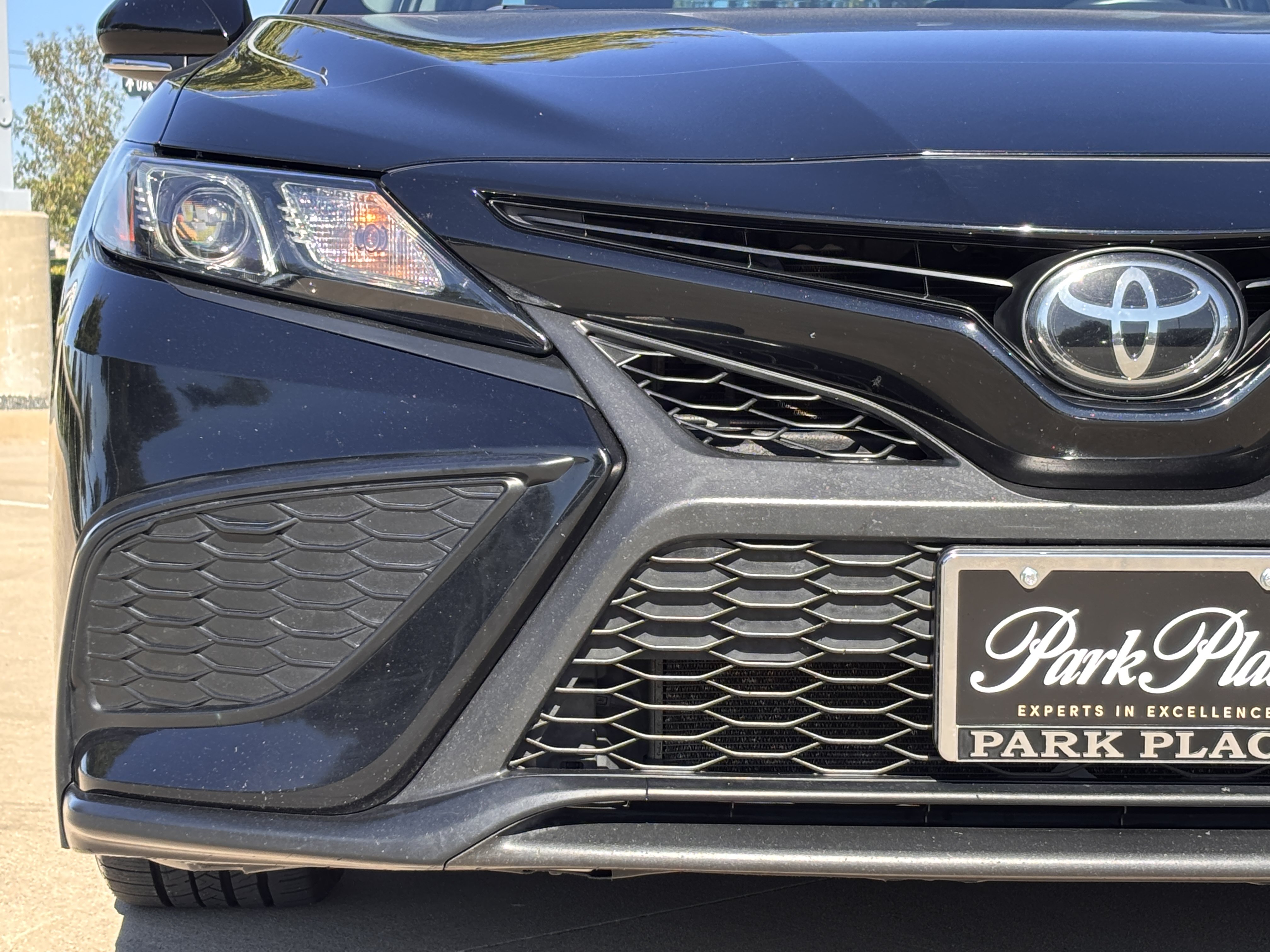 Used 2021 Toyota Camry SE w/ Convenience Package FWD image 9